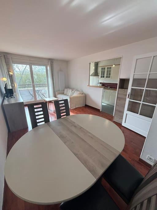 Appartement F3 Avec Balcon 5 Min Gare Sqy Et Parking Gratuit à Guyancourt Extérieur photo