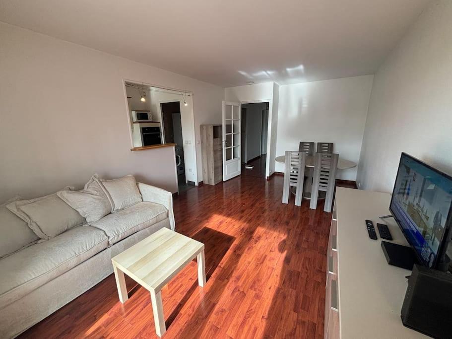 Appartement F3 Avec Balcon 5 Min Gare Sqy Et Parking Gratuit à Guyancourt Extérieur photo