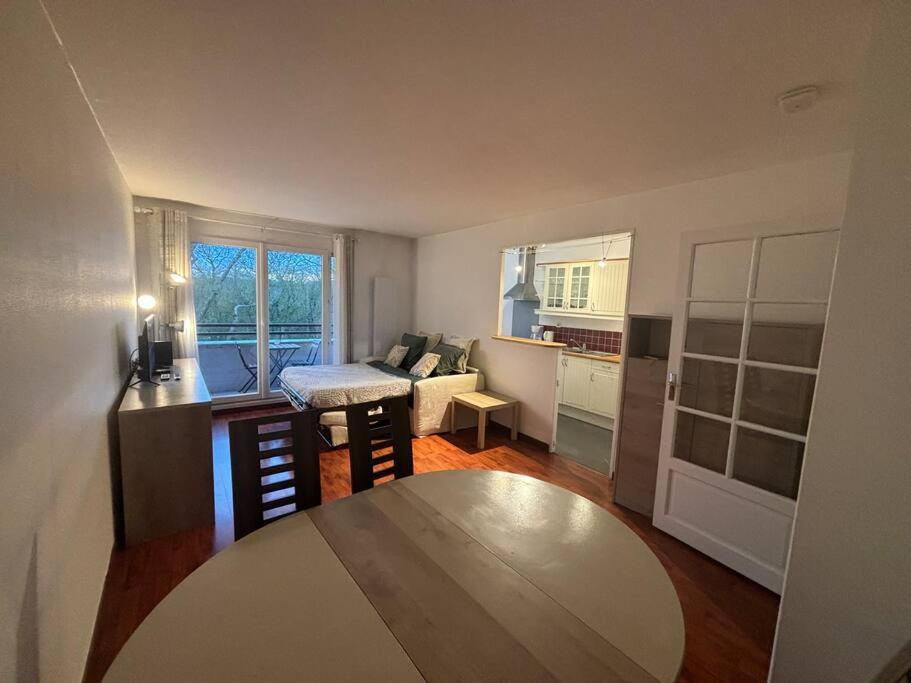Appartement F3 Avec Balcon 5 Min Gare Sqy Et Parking Gratuit à Guyancourt Extérieur photo